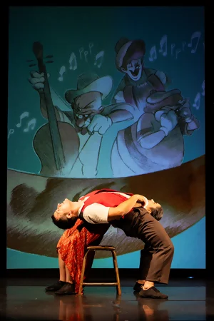 Acrobates du spectacle Birdy Melody dans une posture défiant les lois de l'équilibre