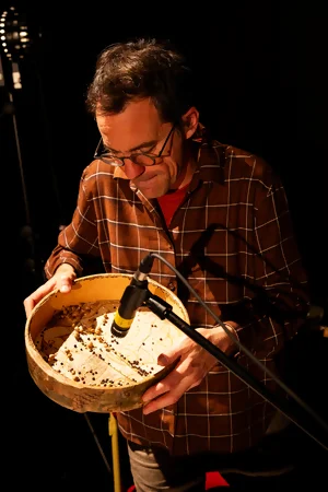 Bruiteur du spectacle Birdy Melody en action avec un tamis et des graines de céréales