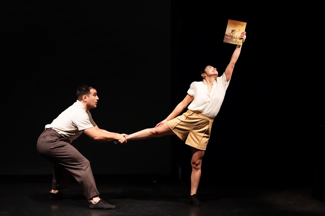 Scène du spectacle circo-bd Birdy Melody représentant la lutte contre la censure